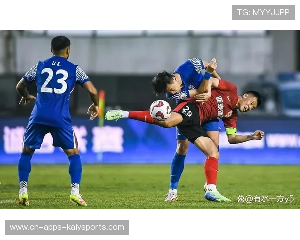 朱辰杰禁区内抢先头球解围，截断马莱莱反击传中