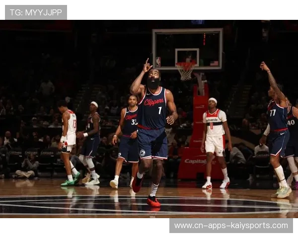 洛杉矶快船暂停后重启：詹姆斯·哈登关键回合处理，慢镜头揭示差距